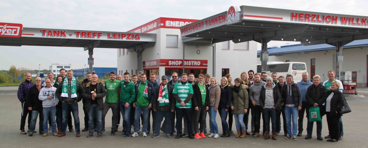 50 Hoyer-Mitarbeiter mit Werder im Leipziger Stadion