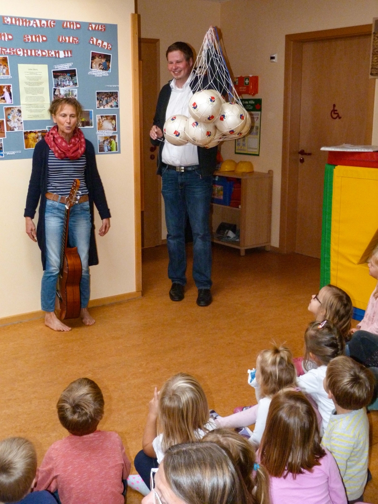 Hoyer übergibt Spende an Kindergarten Bad Bodenteich