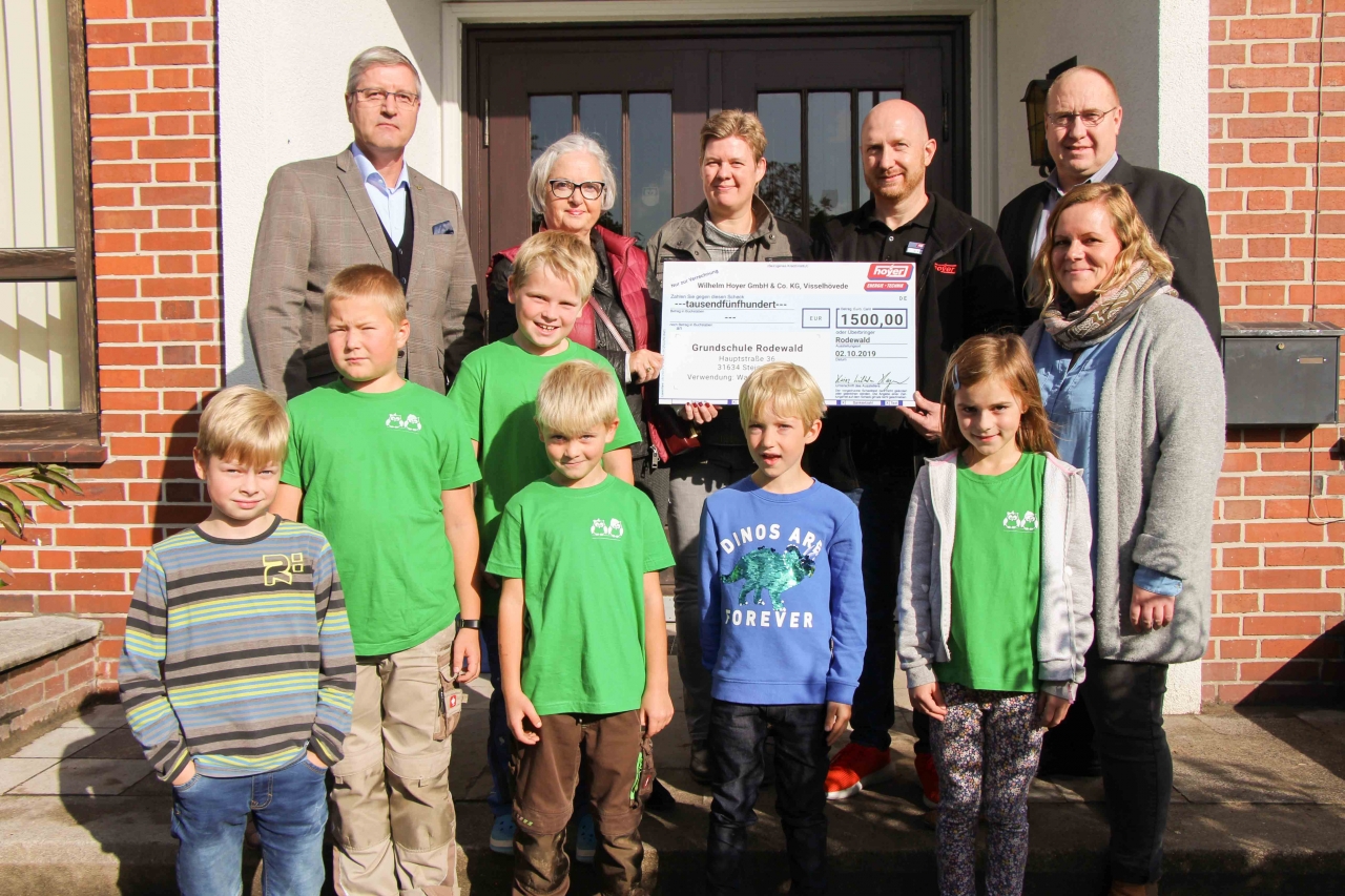 Hoyer übergibt 1.500 Euro an Grundschule Rodewald