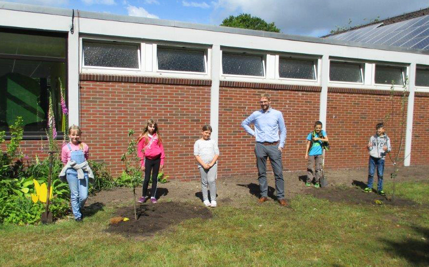 Lange mussten die Jungen und Mädchen auf den Moment warten, bis sie ihre Obstbäume an der Grundschule Nordloh endlich pflanzen konnten. Gestiftet hatte sie die Unternehmensgruppe Hoyer, die insgesamt 100 Schulen die Ausstattung mit entsprechenden Pflanzen angeboten hatte.