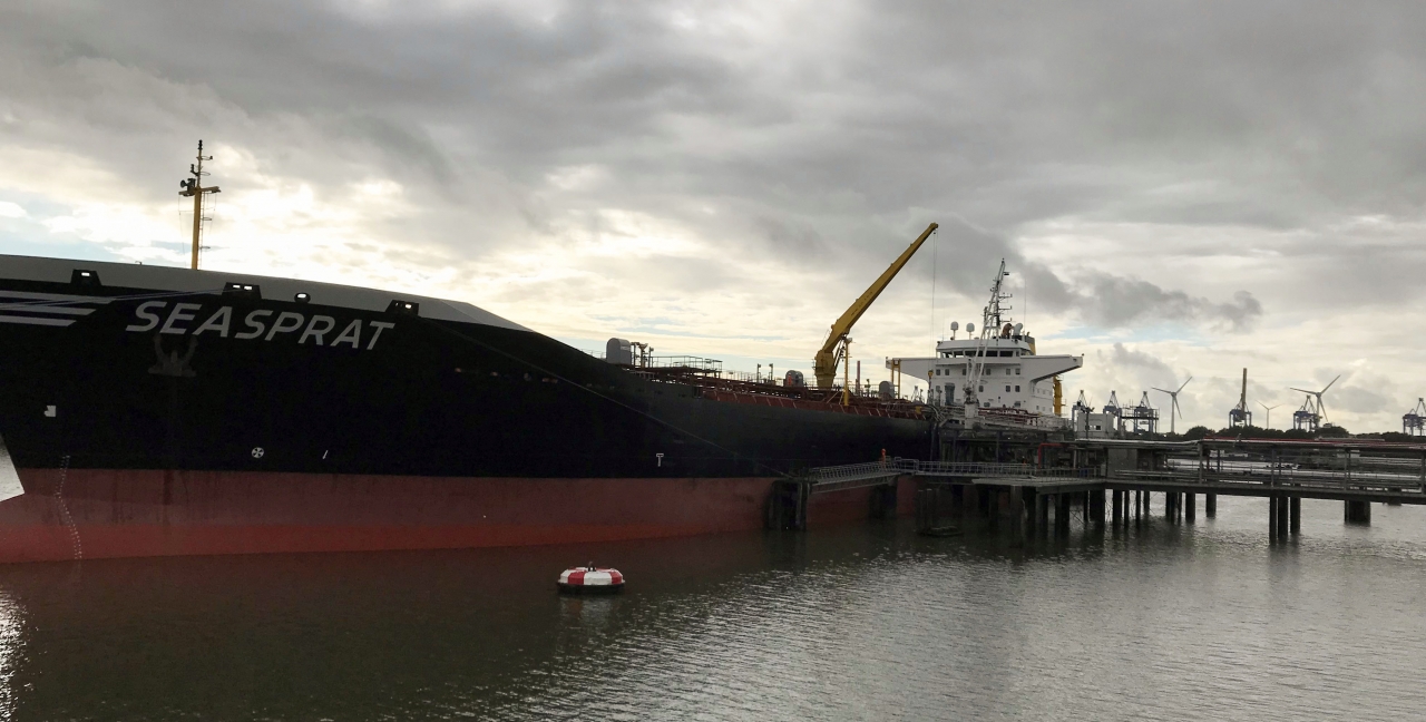 Erstes Dieselschiff erreicht Hamburger Hafen