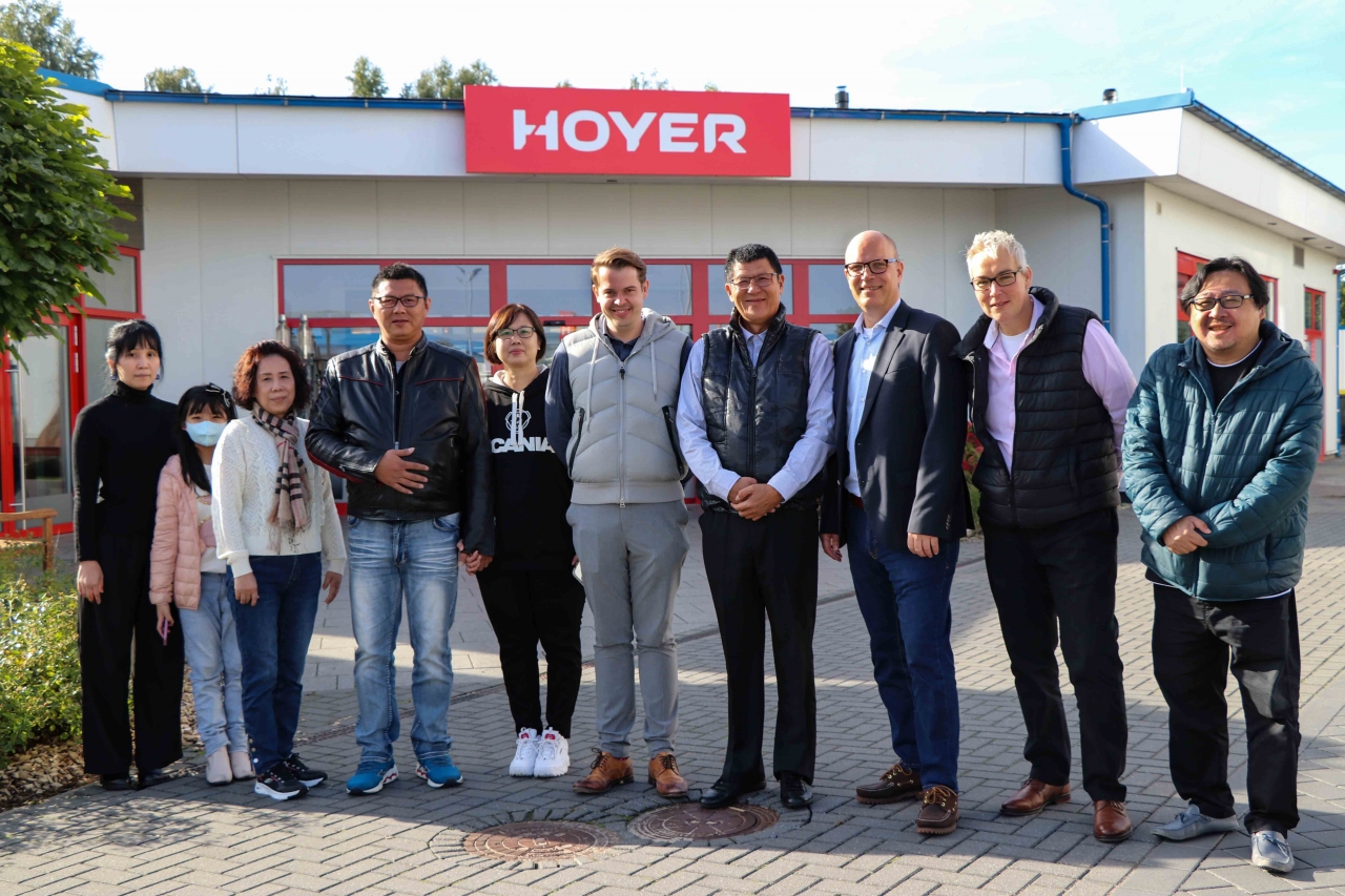 Partner besuchen Firmenzentrale von Hoyer