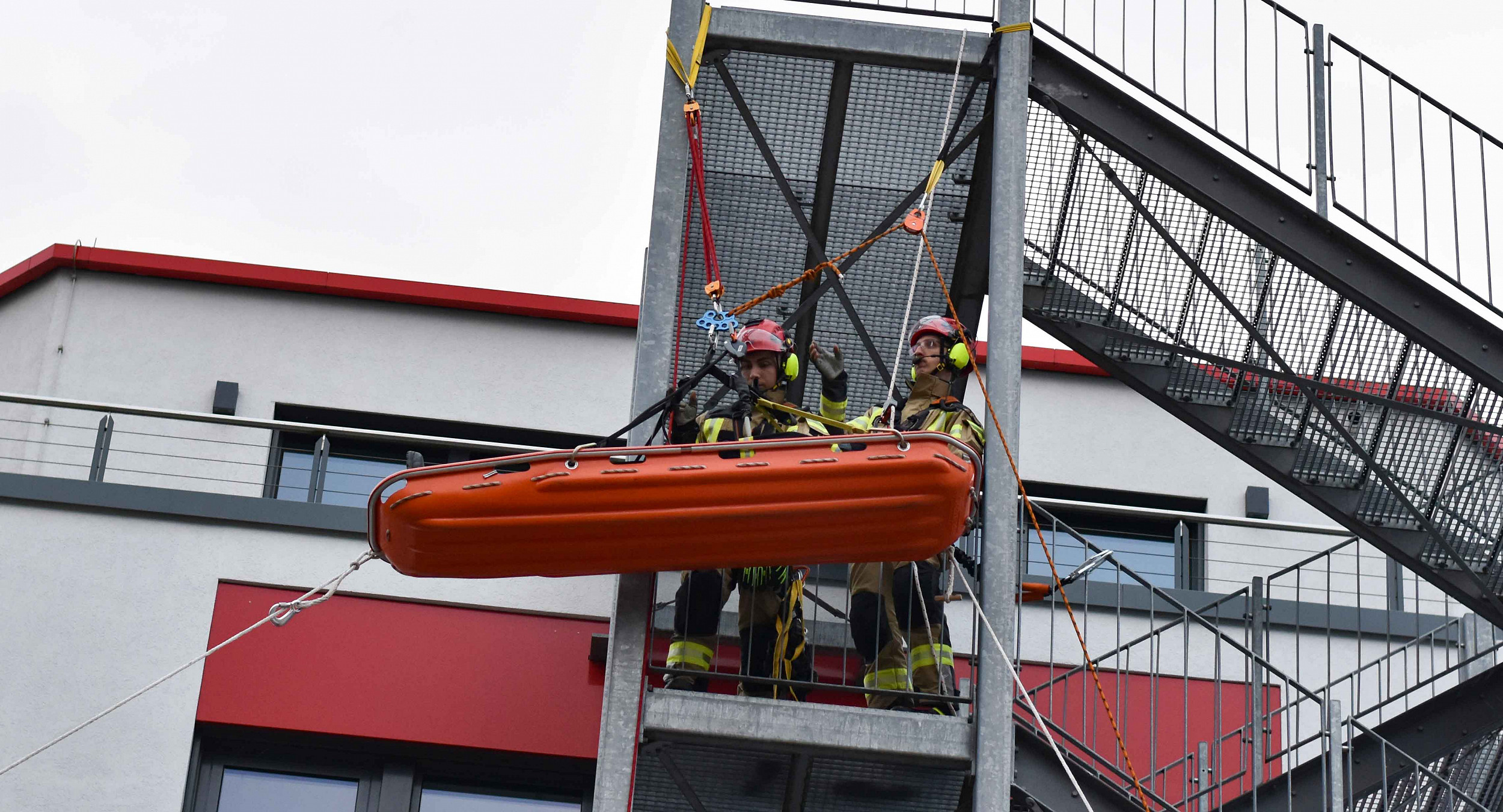 Feuerwehr fährt Übung an der Zentrale in Visselhövede