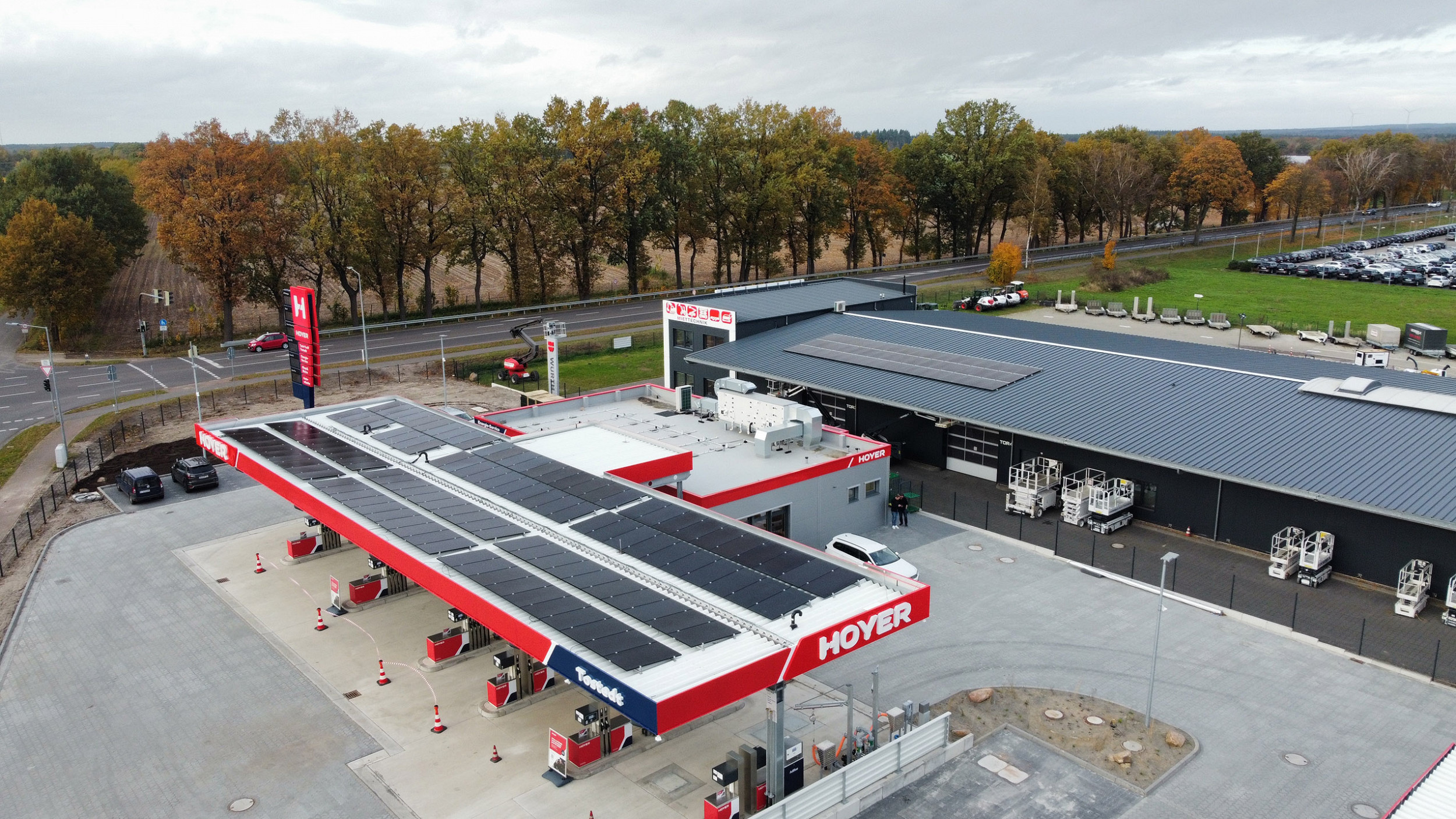 Wegweisende Schritte zur Elektrifizierung aller Tankstellen-Standorte