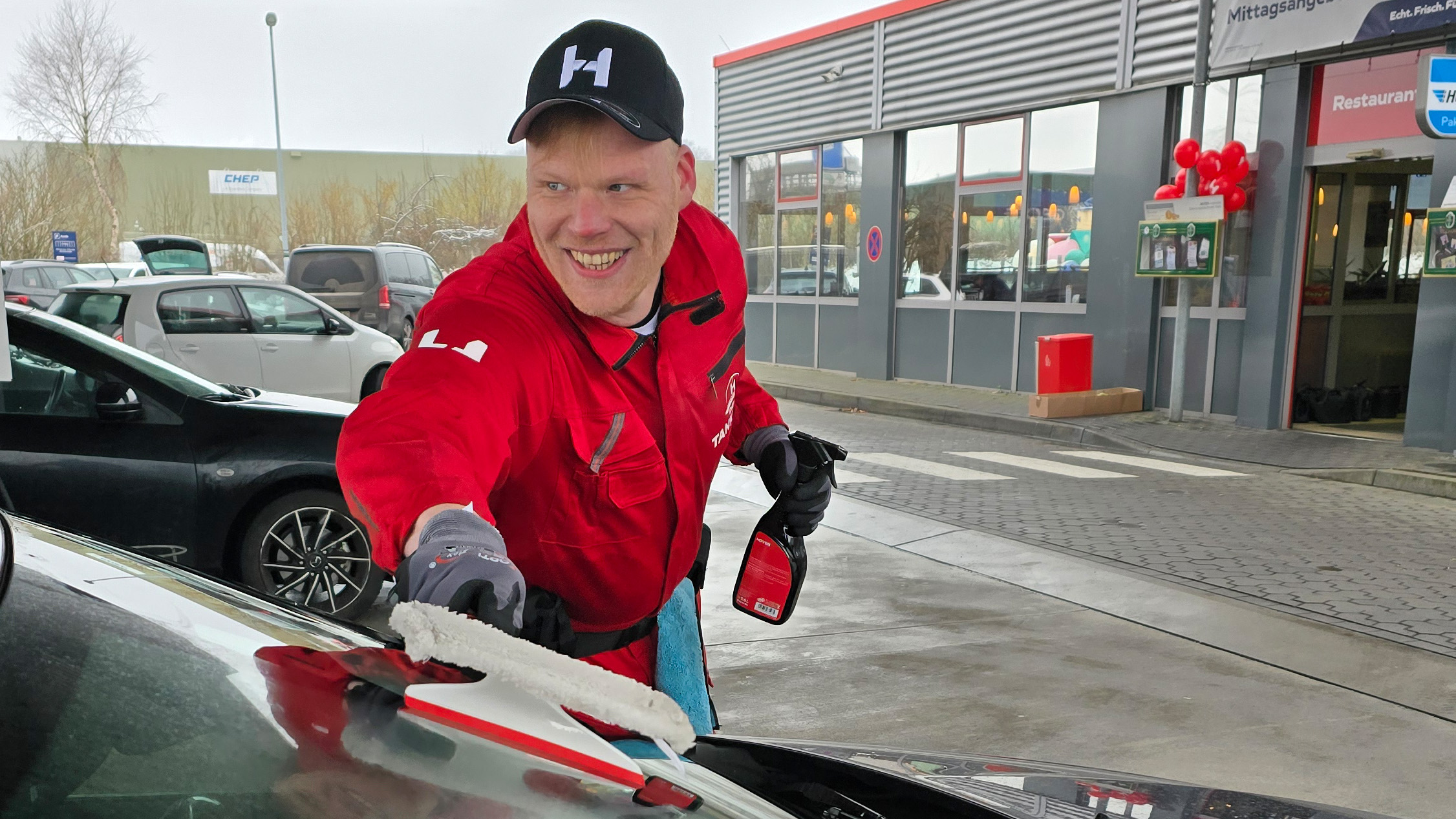 Tankheld verteilt Blumen und Geschenke am Autohof Rade