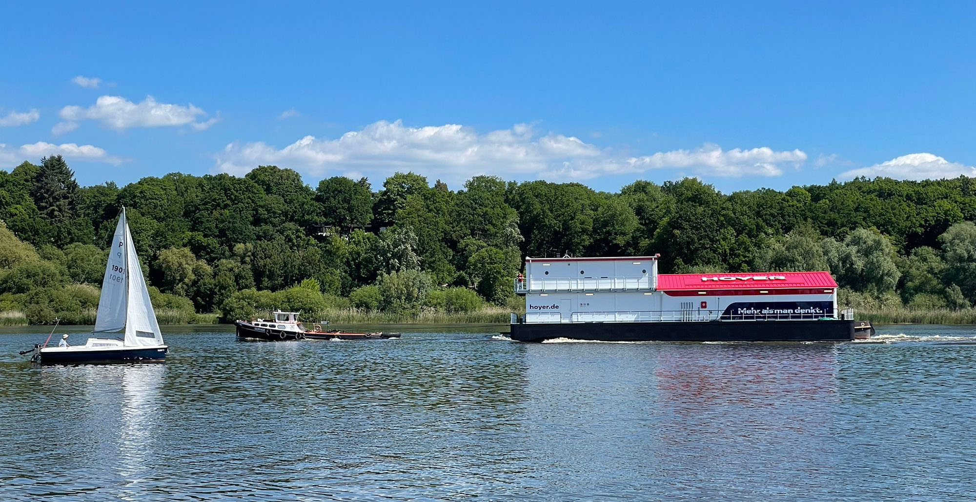 Schlepper auf dem Weg zu den Landungsbrücken