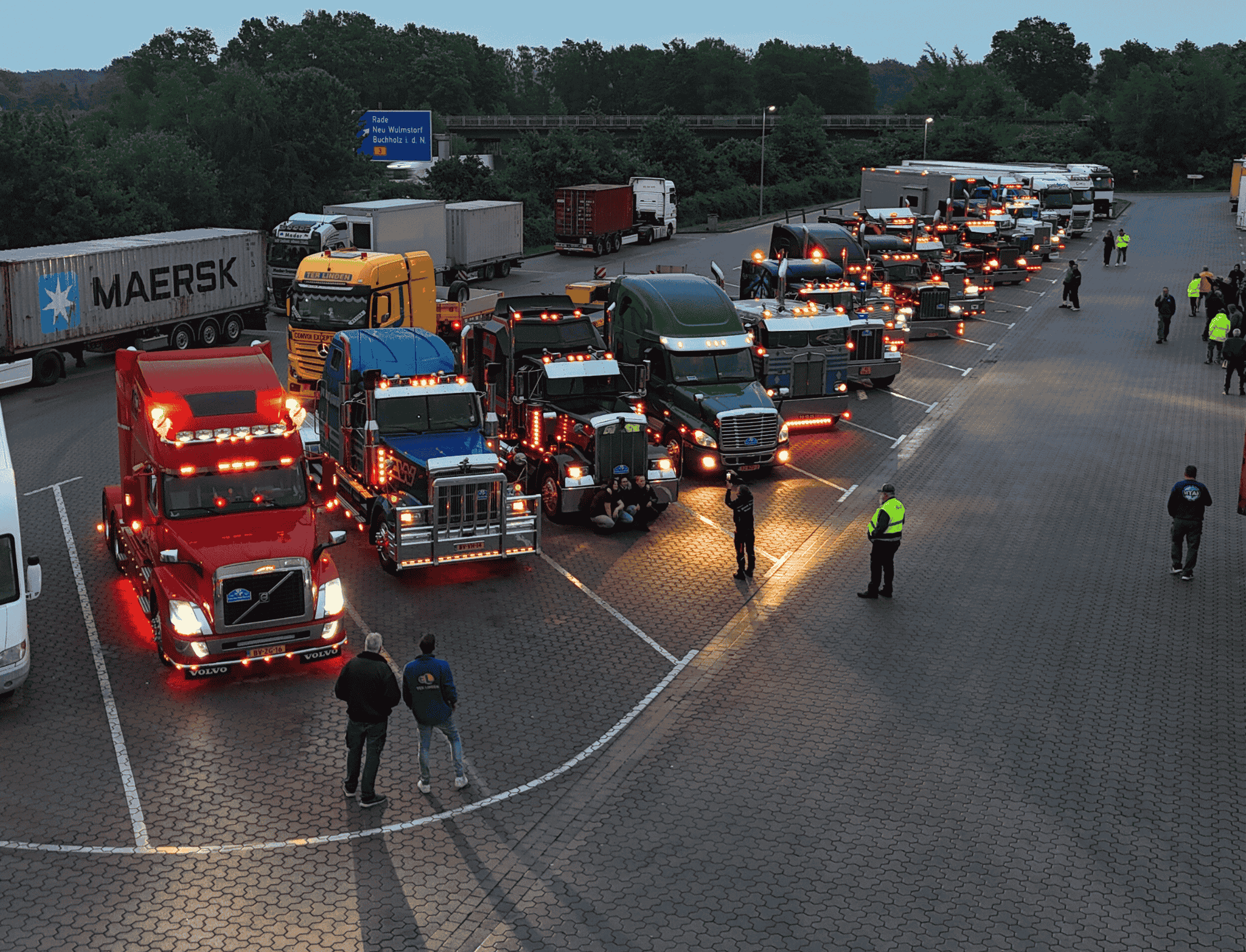 14 Trucks auf dem Weg zu den American Days in Schweden