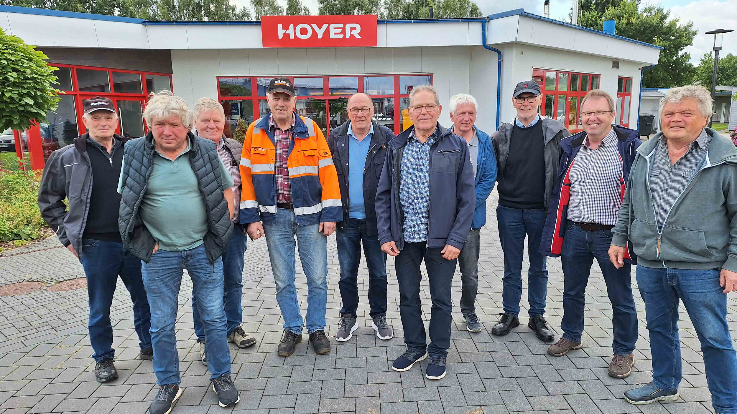 Gruppe aus Westeresch zu Gast in der Firmenzentrale