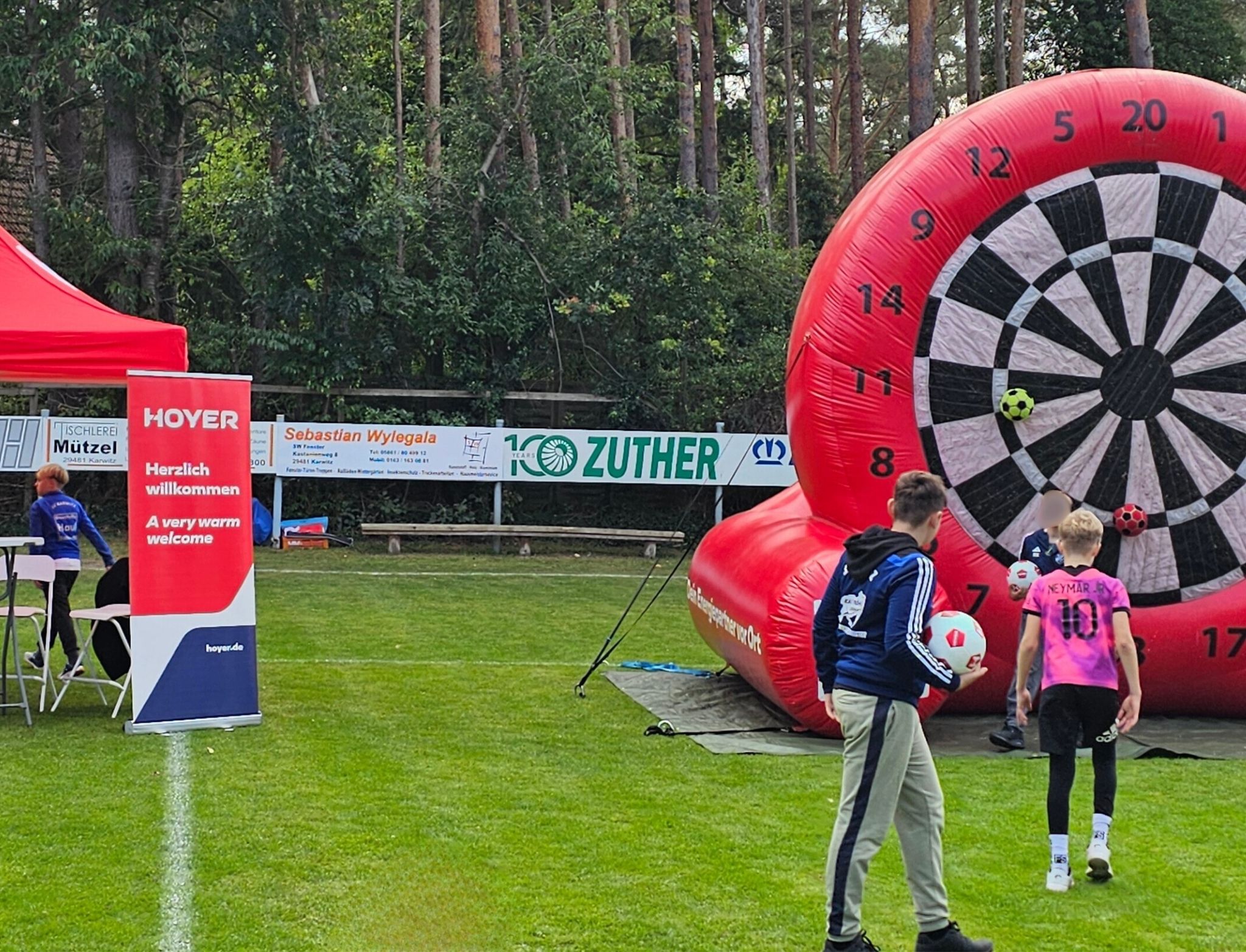 Fußball-Dart sorgt für Spaß beim Walking-Football-Turnier in Karwitz