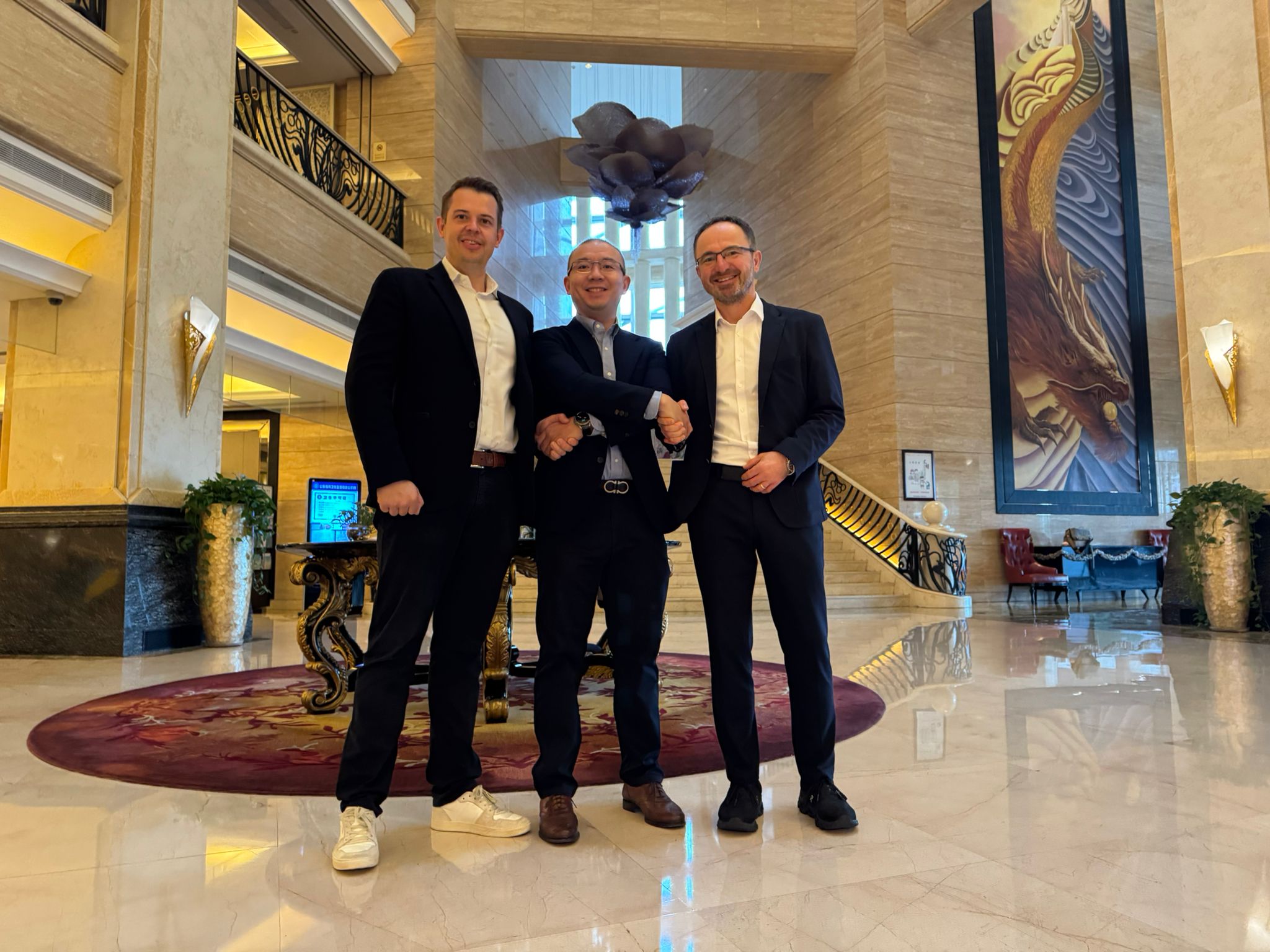 Hoyer stärkt lokale Strukturen in China