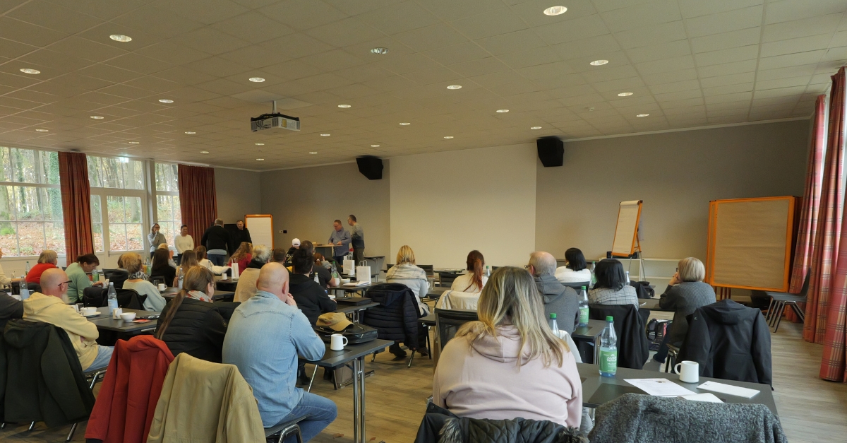 Stations- und Bezirksleiter kommen im Hof Sonnentau zusammen