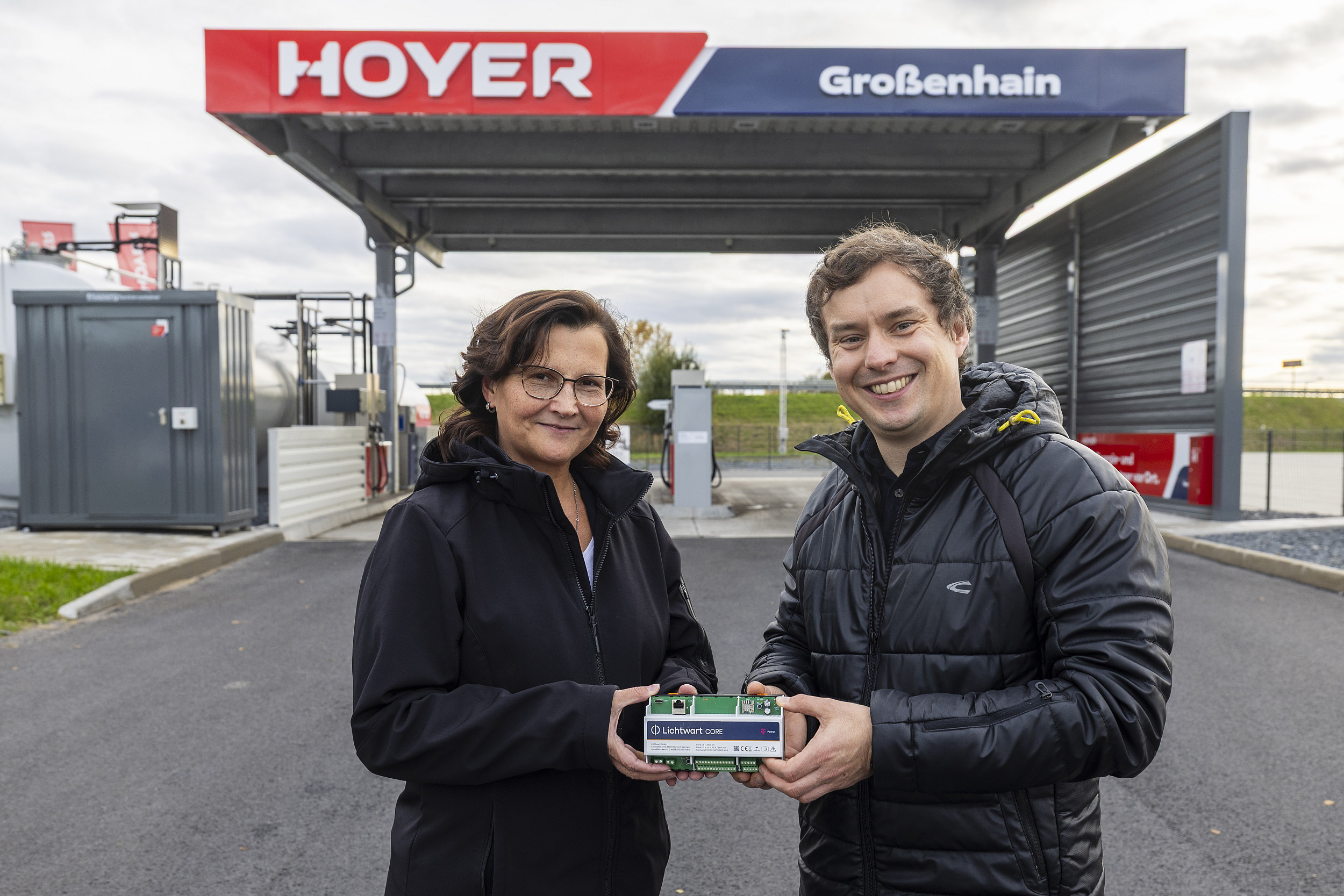 Hoyer setzt smarte Steuerung von Lichtwart ein
