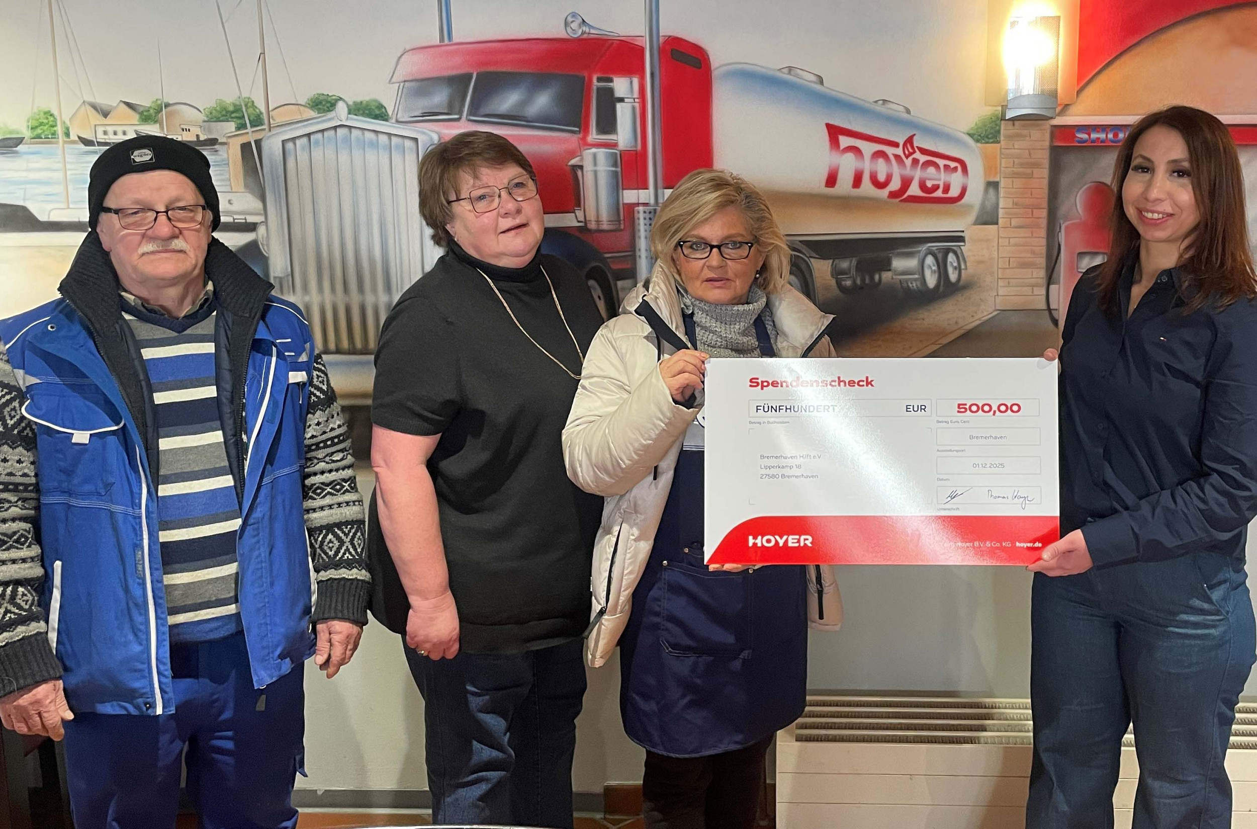 Hoyer spendet an Bremerhavener Verein