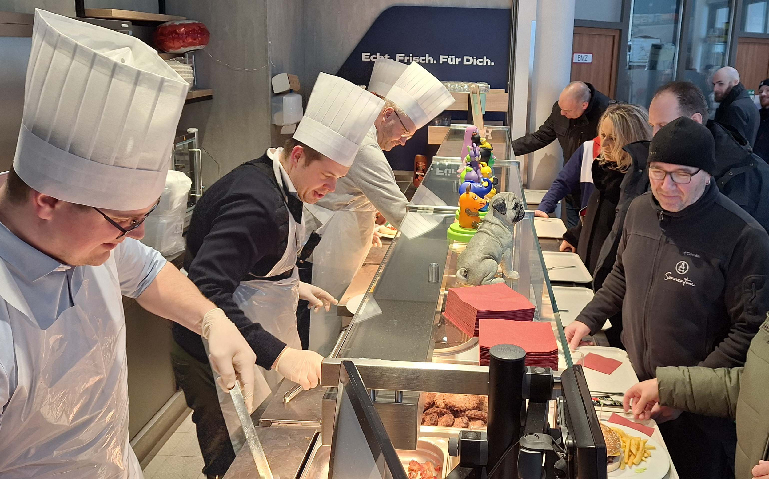 Chefs übernehmen die Kantinenküche