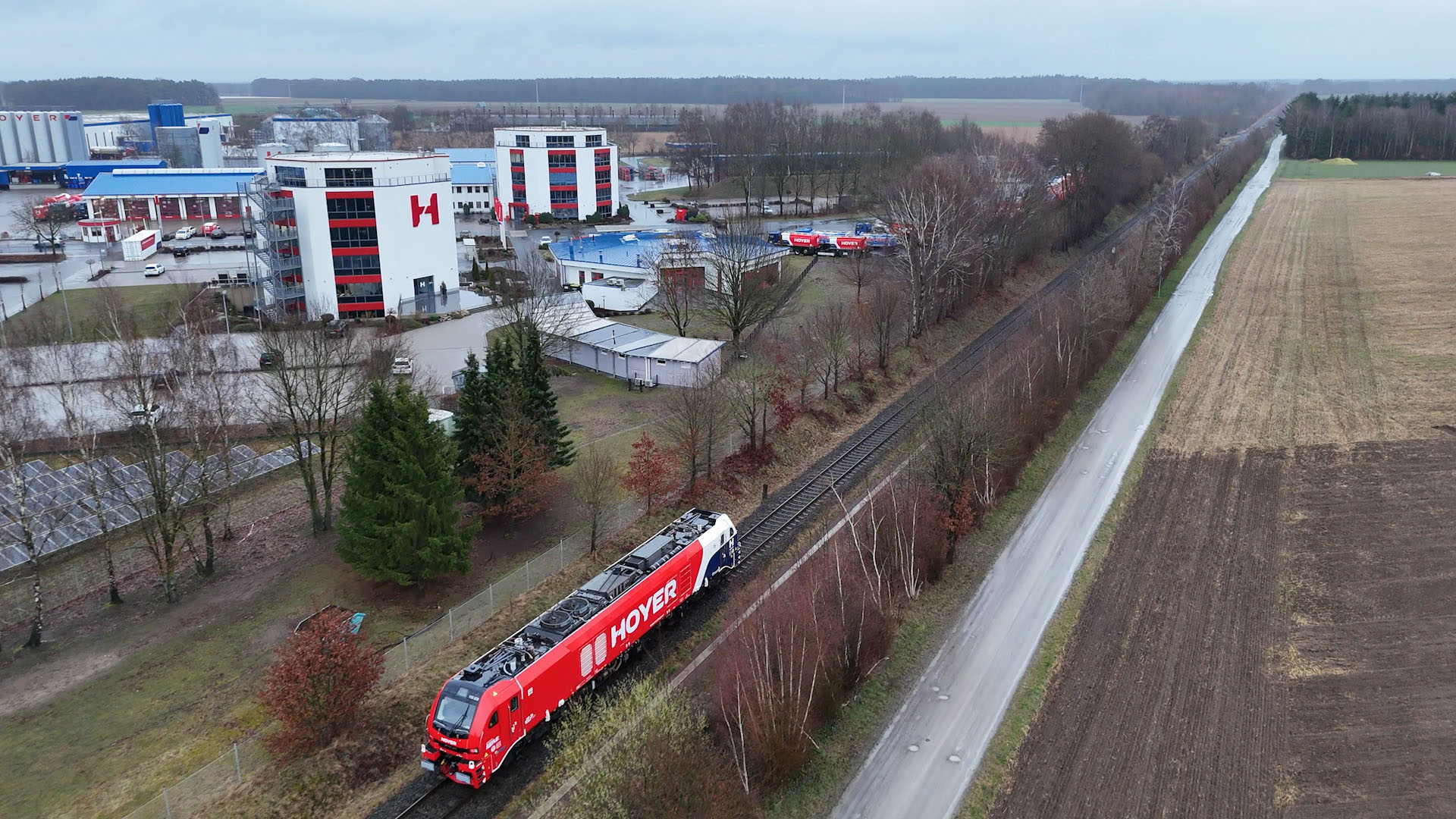 Kesselwaggons werden jetzt von Hoyer-Lokomotive gezogen