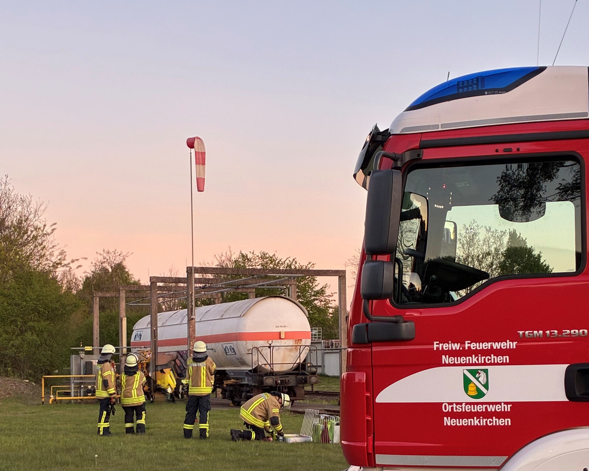 Freiwillige Feuerwehr Neuenkirchen nutzt Gleisanlage für Gefahrenübung