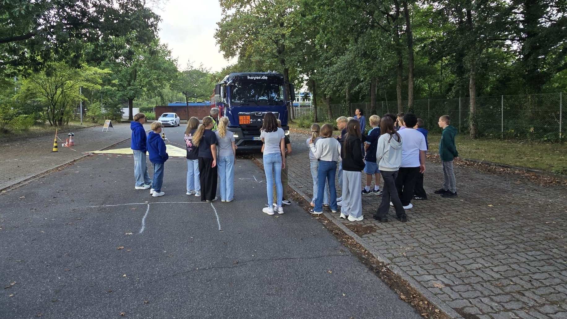 Schulkinder lernen die toten Winkel von Lkw kennen